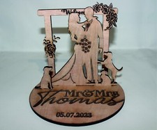 Sposa e sposo con due cani e